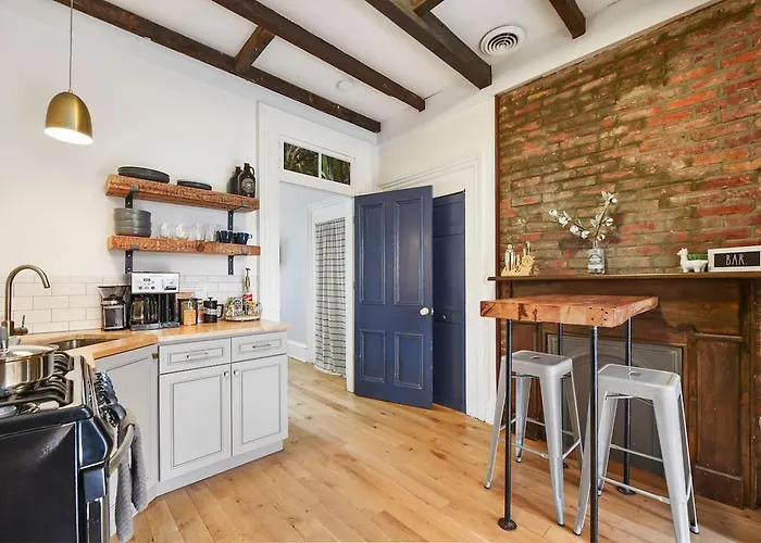 Classy Vintage Minutes To Downtown & Stadiums Apartment
