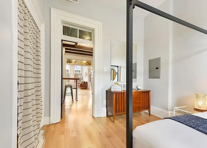 Classy Vintage Minutes To Downtown & Stadiums Apartment *